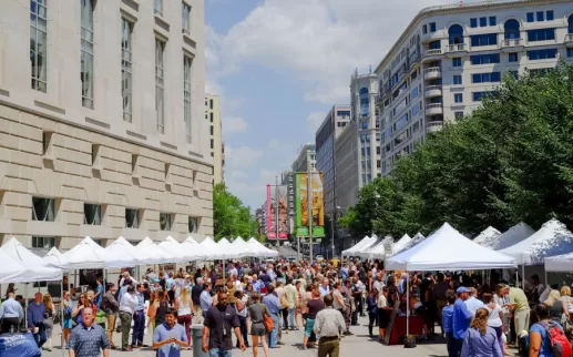 People shopping at Capital Harvest on the Plaza