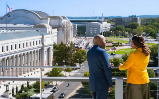 Dwie osoby patrzące na Union Station z samochodami poniżej