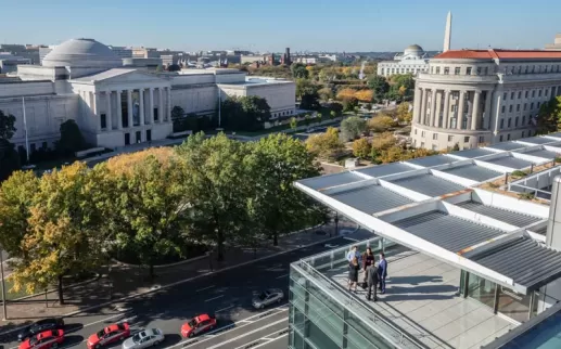 Incontro che si svolge sulla terrazza del Newseum con vista su Washington, sui musei di DC e altro