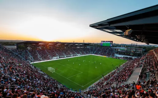 @dcunited - Audi Field ao pôr do sol durante um jogo de futebol profissional do DC United - Instalações esportivas em Washington, DC