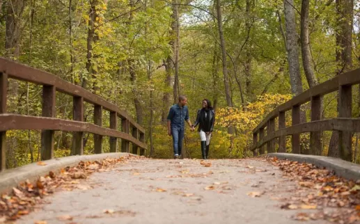 Couple à Rock Creek Park - Activités de plein air gratuites à Washington, DC