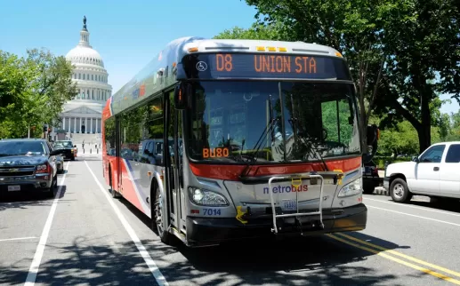 Metrobus de Washington, DC con vista al Capitolio de los Estados Unidos - Formas de moverse por Washington, DC