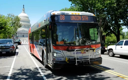 Washington, DC Metrobus mit Blick auf das Kapitol der Vereinigten Staaten - Möglichkeiten, sich in Washington DC fortzubewegen