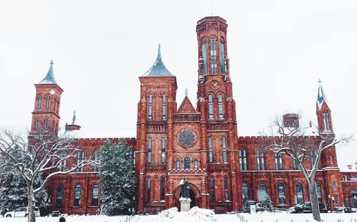 @kerryawheeler - Scena invernale sulla neve allo Smithsonian Castle sul National Mall di Washington, DC