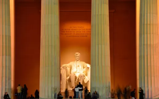 밤에 붐비는 링컨 기념관 동상