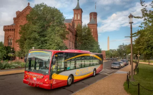 Ônibus DC Circulator no National Mall em frente ao Castelo Smithsonian - Como se locomover em Washington, DC