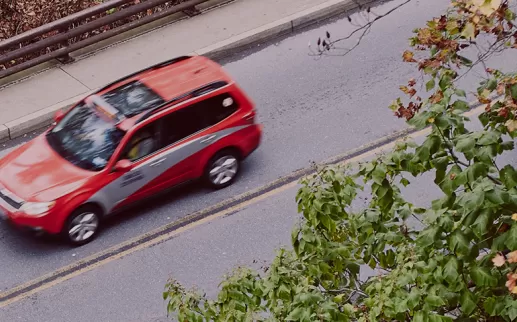 rotes Taxi Auto fährt auf der Straße