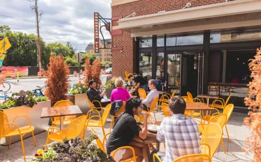 Comensales en el patio en Brookland Pint - Restaurante y bar en Brookland Washington, DC