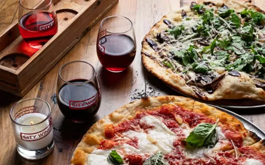 Pizzas und Wein von City Winery in Ivy City - Urban Winery, Restaurant und Event Space in Washington, DC