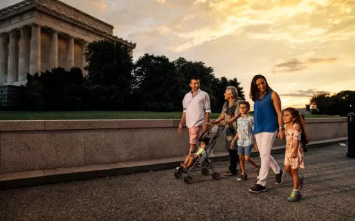 Familia caminando por el National Mall - Cómo recorrer los monumentos y memoriales en Washington, DC