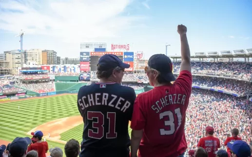 Fanáticos de los Washington Nationals vitoreando en un juego de béisbol: las mejores cosas para hacer esta primavera y verano en Washington, DC