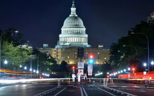 @louisludc - Промежуток времени Пенсильванской авеню и Капитолия США ночью - Вашингтон, округ Колумбия