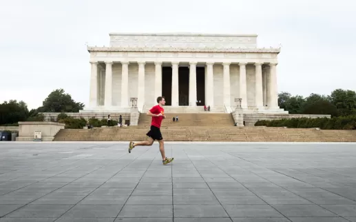 As melhores trilhas e lugares para correr em Washington, DC - Homem correndo em frente ao Lincoln Memorial no National Mall