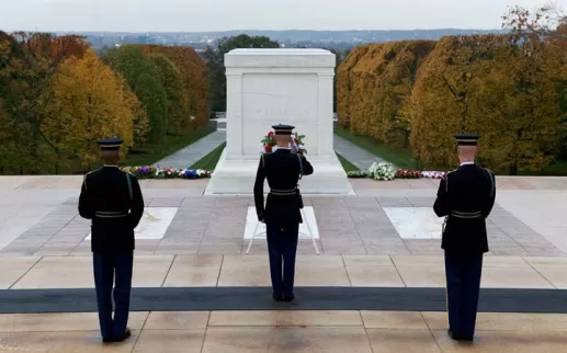 @mattbridgesphotography - Cerimônia de troca da guarda no Cemitério Nacional de Arlington - Locais históricos perto de Washington, DC