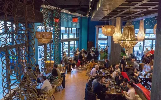 @mishaonfoot - Comensales en Kaliwa de Cathal Armstrong - Restaurante asiático en The Wharf en Washington, DC