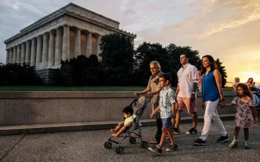 Famiglia che cammina sul National Mall di fronte al Lincoln Memorial durante una serata estiva a Washington, DC
