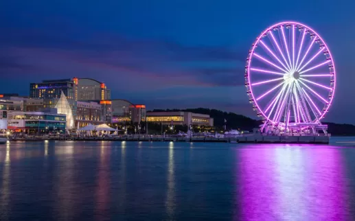 Tiendas de National Harbor y Capital Wheel por la noche: cosas que hacer frente al mar en Maryland, cerca de Washington, DC