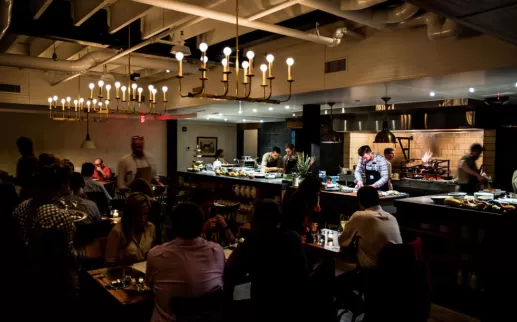 Servicio de cena en The Dabney en Shaw: restaurante romántico con estrella Michelin en Washington, DC