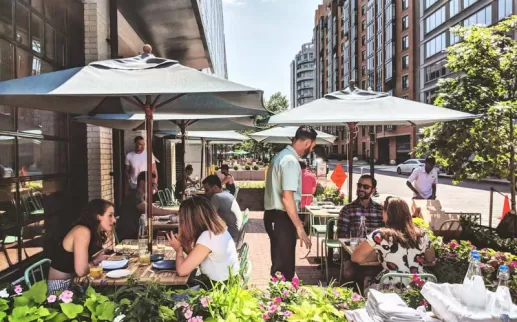 Prather's on the Alley 餐廳和酒吧的戶外露台 - 華盛頓特區弗農山廣場附近的最佳餐飲場所