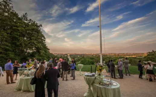 Grüne und nachhaltige Catering-Unternehmen im Großraum Washington, DC - Geppetto Catering-Event mit Blick auf die Skyline von DC