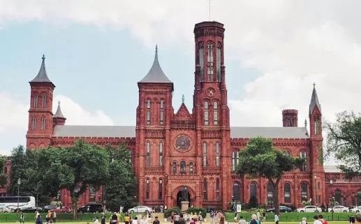 @travelwith_caro - Escena de verano en el Smithsonian Castle en el National Mall - Las mejores cosas para hacer este verano en Washington, DC