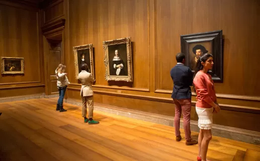 Visitantes en la Galería Nacional de Arte en el National Mall - Museo de arte gratuito en Washington, DC
