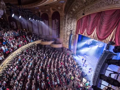 Actuación del teatro Warner