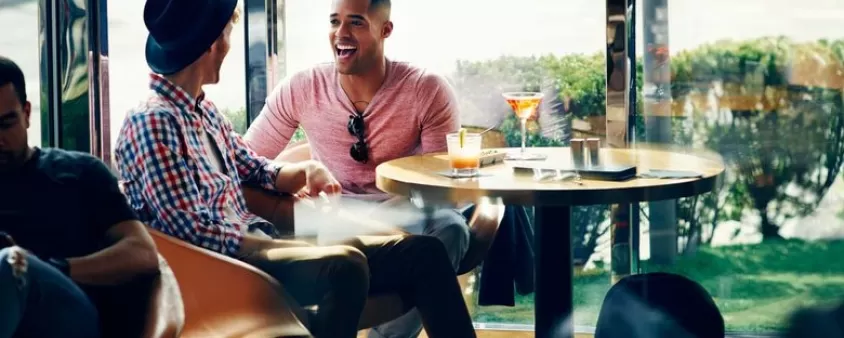 Pareja en Bar Dupont en Dupont Circle, Washington DC