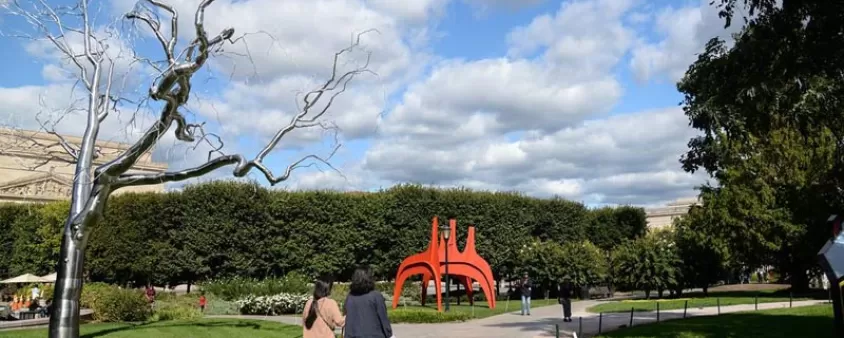 @angel_beil - Día soleado en el Jardín de Esculturas de la Galería Nacional de Arte en el National Mall - Jardín de esculturas gratuito en Washington, DC
