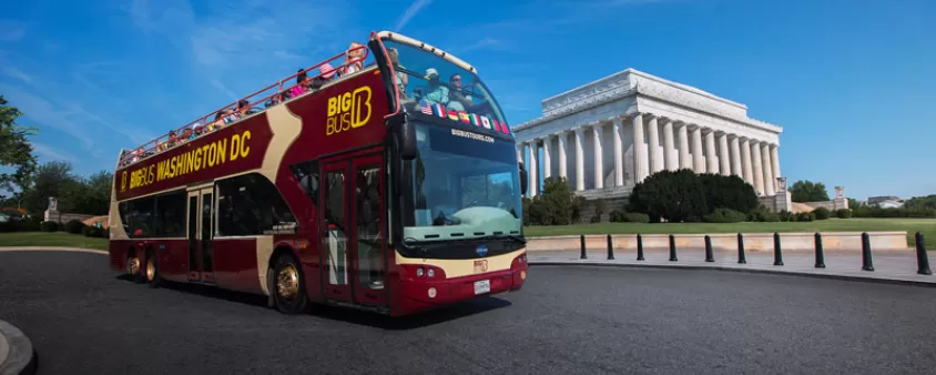 Tour no Big Bus em frente ao Lincoln Memorial - opções de excursão em grupo ecologicamente corretas em Washington, DC