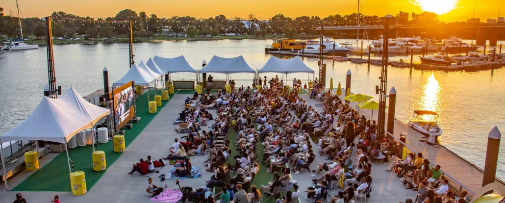 Onde desfrutar de um filme ao ar livre e drive-in em DC