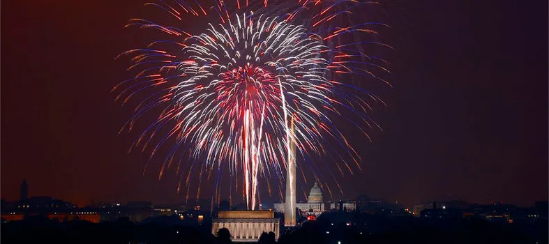 Fogos de artifício de quatro de julho no National Mall - verão em Washington, DC