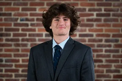 Declan, un joven blanco, está en su último año en Jackson-Reed
