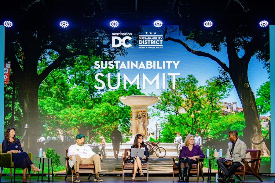 Les panélistes discutent des initiatives de développement durable dans un contexte dynamique de verdure et de vie urbaine lors du Sommet sur le développement durable.