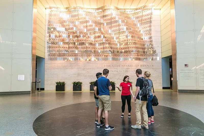@washingtondcua - Tour guide with group in Smithsonian National Museum of American History - Free museum in Washington, DC