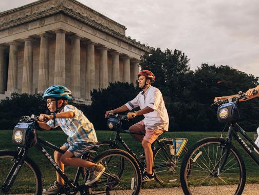 Andar en bicicleta cerca del Lincoln Memorial en el National Mall, Washington DC