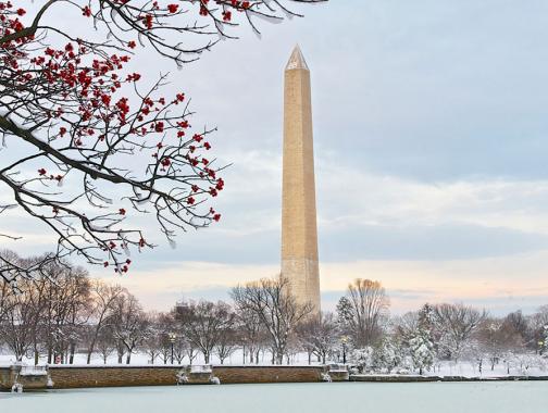 Washington Monument aus dem Tidal Basin im Winter