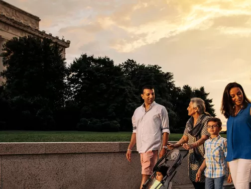 Familienspaziergang am Lincoln Memorial
