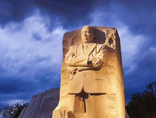 Monumento a Martin Luther King Jr. en la noche