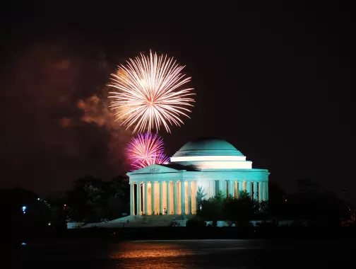 밤하늘에 불꽃 놀이가있는 토마스 제퍼슨 기념관