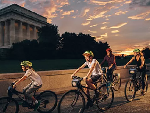 Faire du vélo en famille devant le Lincoln Memorial