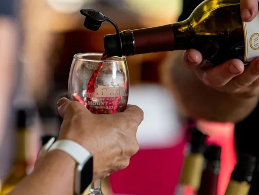 Wein wird beim Mount Vernon Fall Wine Festival in ein Glas gegossen
