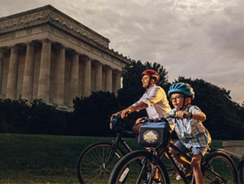 Bicicleta familiar frente al Lincoln Memorial