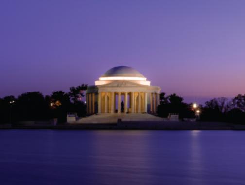 Le mémorial Thomas Jefferson avec un ciel violet au-dessus et la rivière Potomac teintée de violet en dessous.