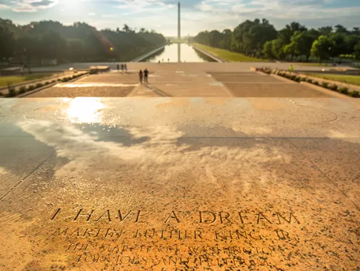 링컨 기념관 계단에 새겨진 "나에게는 꿈이 있습니다"