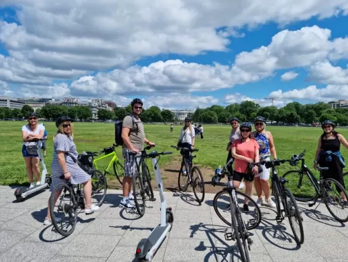 ホワイトハウス前で自転車ツアーに参加する人々