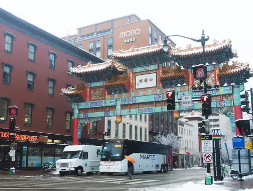 L'iconico Chinatown Friendship Archway a Washington, DC, circondato da strade innevate.
