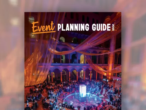 Couverture du Guide de planification d'événements 2025, montrant un événement aux lumières colorées dans un bâtiment historique.