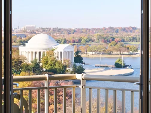 Una vista del Monumento a Jefferson desde la ventana de un hotel.