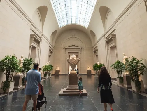 La gente camina por un gran pasillo en la Galería Nacional de Arte.
